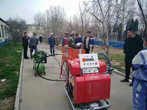 張家口聚脲噴塗 儲罐防腐哪個噴塗機型號好用?(圖1) 江蘇省客戶水池聚脲噴塗機防水現場施工拍攝