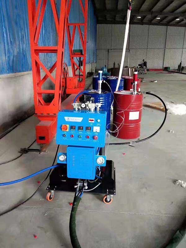 輕鋼別墅建築保溫施工聚氨酯發泡機